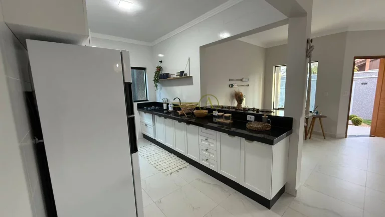 Imagem SOMENTE 200 METROS DA PRAIA - Casa térrea á venda com linda decoração e mar