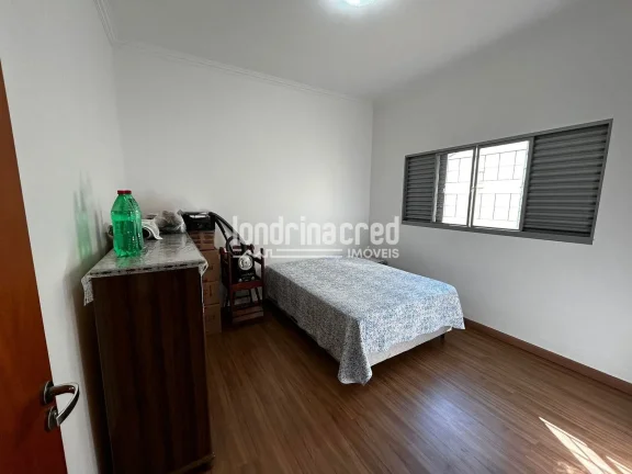 Imagem Imóvel com 500m² de terreno e 189m² construídos, 3 quartos (2 suítes), sala 2 ambientes, edícula 62m², garagem 4 carros, quintal e jardim