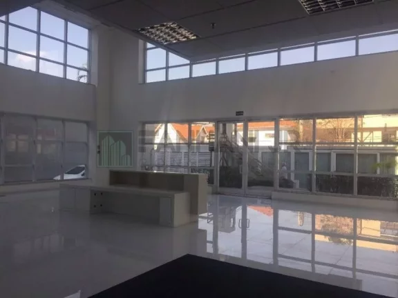 Imagem Venha se encantar com este imóvel de alto padrão, perfeito para sua empresa! Com uma fachada revestida em vidro sobre estrutura metálica, este prédio