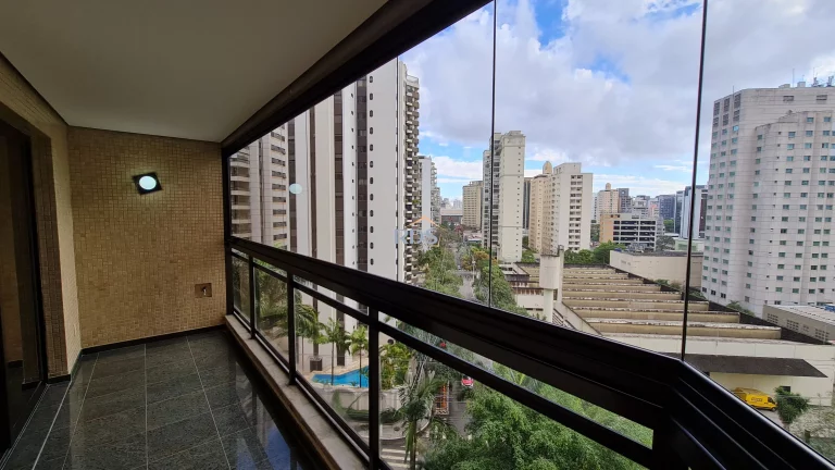 Imagem Vende lindo apartamento de 120m², com 3 dormitórios, sendo 1 suíte e 2 vagas. Totalmente reformado.