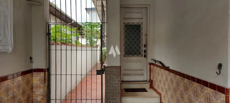 Imagem Casa com ótima localização na Avenida Afonso Pena com 03 Quartos + edícula á venda em Santos