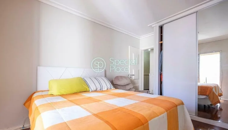 Imagem Apto amplo e iluminado com 220m² muito bem localizado numa via super arborizada. Living amplo para ...