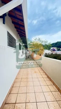 Imagem Casa para Venda em São Roque, Jardim Das Flores, 3 dormitórios, 2 suítes, 1 banheiro, 4 vagas