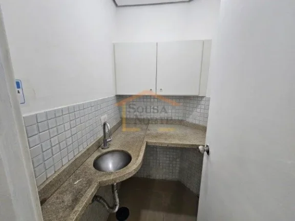 Imagem Sala comercial com 82m², composta pela junção de duas salas.
2 banheiros, ar condicionado, 2 vaga...