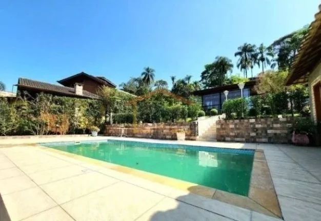 Imagem Casa de alto padrão com 178m² de área construída em terreno de 1.208m², localizada em condomín...