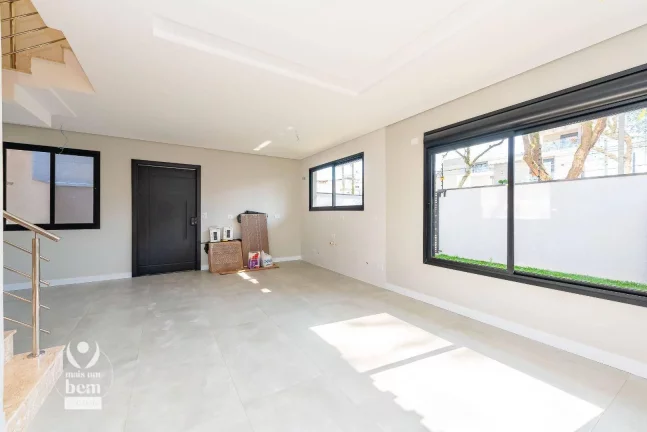 Imagem Sobrado 3 Suítes com QUINTAL, 228m², terraço com churrasqueira e 3 vagas de garagem à venda no Água Verde