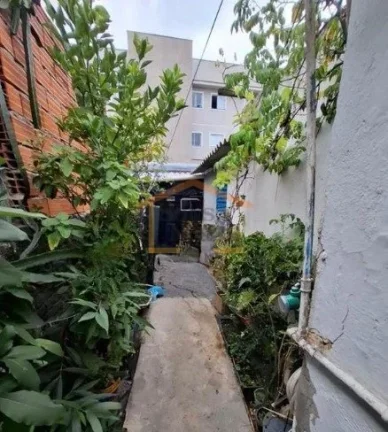 Imagem Terreno com casa antiga à venda, ideal para reforma ou demolição. O imóvel conta com 1 dormitór...