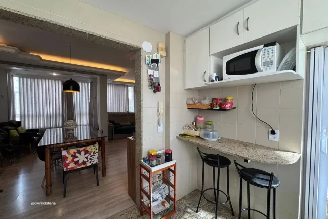 Imagem Este espaçoso apartamento oferece o conforto e a conveniência que você procura. Com um total de t...