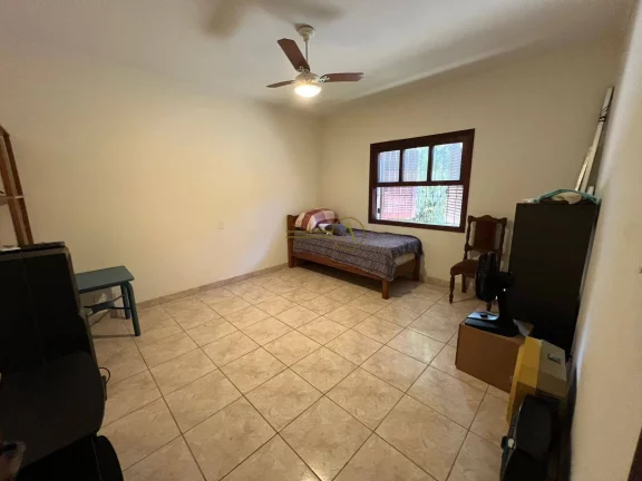Imagem Casa ampla com 2 edículas e salão de festas perto da praia
