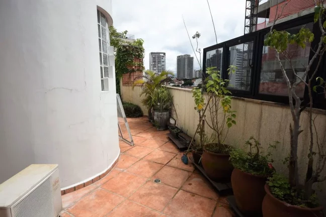 Imagem Cobertura à venda na Vila Madalena com 3 suítes e 3 vagas com piscina.