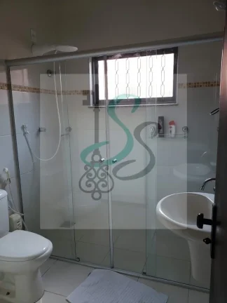 Imagem Venda de casa na Vila Nunes, Lorena. 3 dormitórios sendo 1 suíte, sala, cozinha com armários, área de serviço, 3 banheiros, 2 vagas de garagem cober
