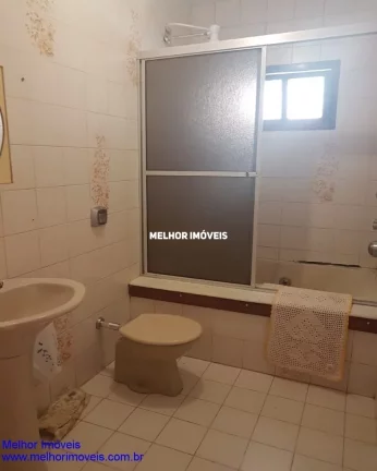 Imagem Casa à Venda com 05 Dormitórios sendo 01 Suíte, com Churrasqueira a Carvão, com Ampla Varanda, localizada no Centro em Balneário Camboriú.