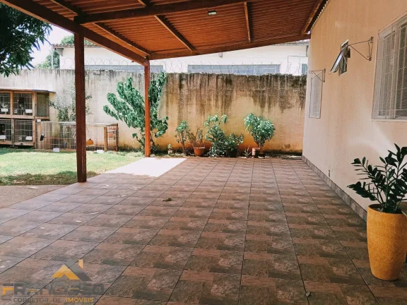 Imagem CASA AMPLA E BEM LOCALIZADA COM 4 DORMITÓRIOS