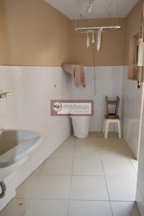 Imagem Sobrado no Jardim Umuarama com 4 quartos, sendo 2 suítes, sala de estar, lavabo, sala de jantar, cozinha e ampla copa. Piso em porcelanato, tanto no térreo como no andar superior. Armários nos quartos e cozinha. Home office/edícula completa, lavanderia, e