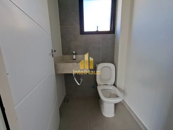 Imagem Apresentamos este sobrado recém-construído no Residencial Alto Boulevard, com arquitetura contempo...