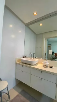 Imagem Apartamento vista mar mobiliado com 3 suítes e 3 vagas de garagem no Centro de Balneário Camboriú