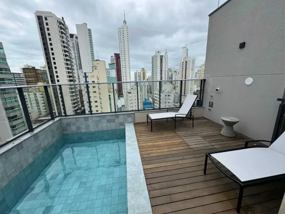 Imagem Apartamento com 3 dormitórios sendo 1 suíte e 2 vagas de garagem no Centro de Balneário Camboriú