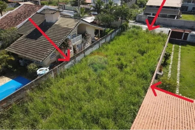 Imagem Terreno plano e murado perto da praia.