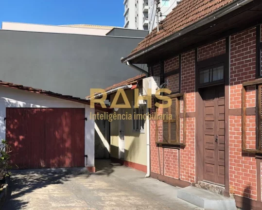 Imagem Linda casa enxaimel, de esquina com a Rua Eça de Queiroz, localizada em uma excelente área comerci...