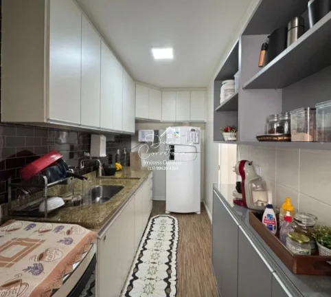 Imagem Aluguel de apartamento no Jardim Astúrias, Guarujá-SP: 2 quartos, 1 suíte, 2 salas, 2 banheiros, 1 vaga de garagem, 85m² de área.