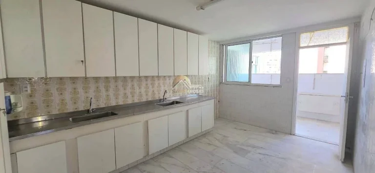 Imagem Um por andar, hall privativo e varanda com fechamento de vidro. Andar alto, vista livre para mar e
