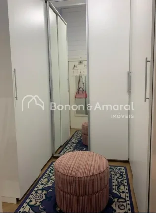 Imagem Esta encantadora residência de estilo provençal francês está situada no Condomínio Moinho dos V...