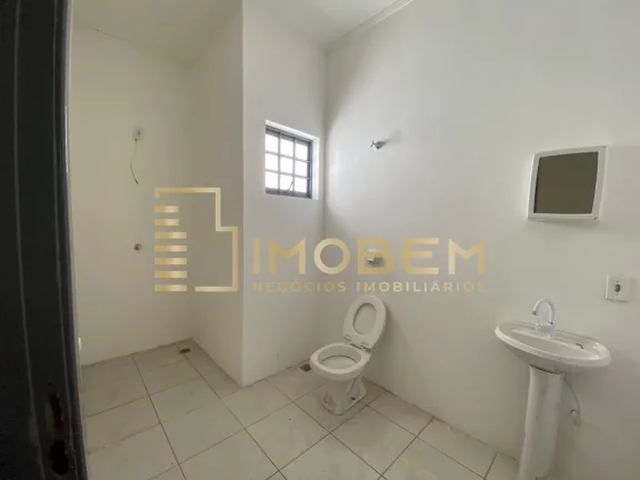 Imagem Casa Comercial de Alto Padrão para Locação em Sinop-MT - Setor Comercial 6 salas, 3 banheiros, 4 vagas de garagem 217m².