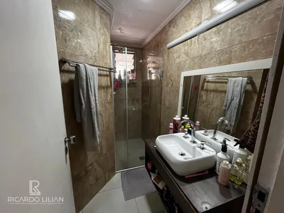 Imagem Apartamento com 2 dormitórios sendo uma suíte, 70m² de area util e uma vaga de garagem coberta.