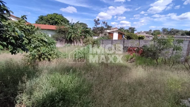 Imagem Casa de condomínio no Jardim Botânico, 4 quartos, 3 suítes, 360m², quintal de 1253m², venda adjudicada.