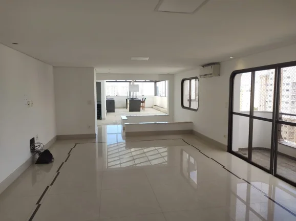 Imagem Excelente Duplex, com 4 dormitórios, sendo 2 suítes, 5 banheiros, 3 vagas de garagem, 3 salas, closet, piscina coberta