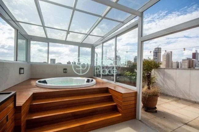 Ótima cobertura em Perdizes com 237m² divididos em dois pavimentos. No primeiro piso temos um óti...