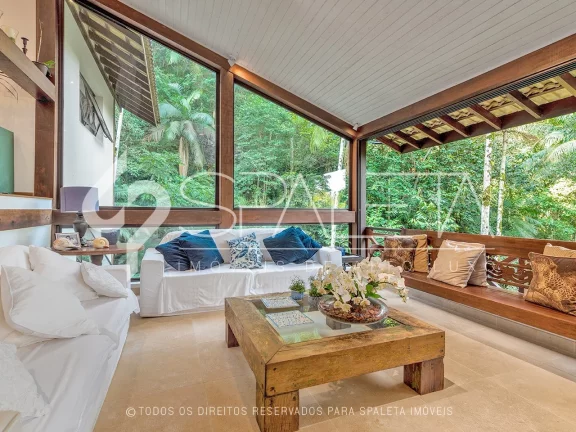 Imagem Aprecie o luxo e a tranquilidade no condomínio Iporanga, Guarujá: Casa exclusiva com ambientes espaçosos e vista deslumbrante