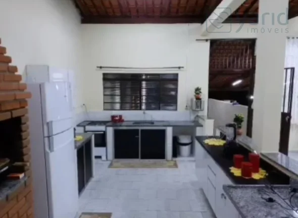 Imagem Chácara à venda em Jundiaí-SP, bairro Ivoturucaia: 2 quartos, 1 suíte, 1 sala, 2 banheiros, 259m². Aproveite essa oportunidade!