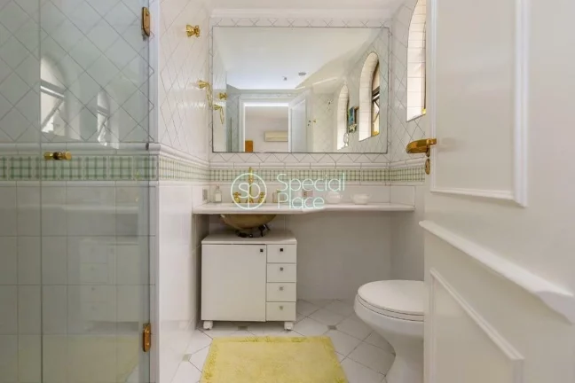 Imagem Belíssimo apartamento com 264 m² de área privativa, living com pé direito duplo, lareira, mezani...