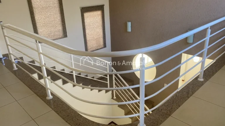 Imagem Um lar pensado para viver bem!

Essa casa no Condomínio Portal do Jequitibá encanta pelo acabament...