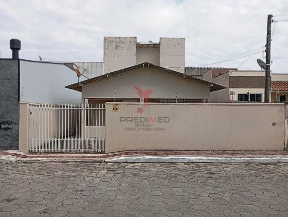 Casa no Bairro Santa Regina: Terreno Inteiro e Muito Espaço