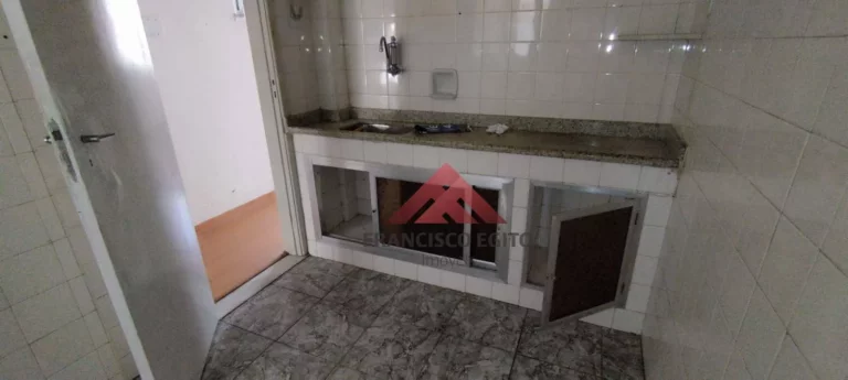 Imagem Apartamento em local previlegiado em icarai,a 40metros da praia,composto de sala 02 quartos,wc social,cozinha,area de serviço,e dependencias completas