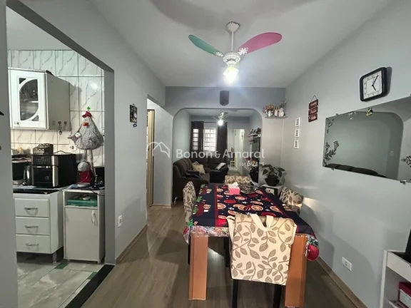 Imagem Casa em rua tranquila, recentemente pintada, com garagem para até 5 carros. Possui sala de estar, s...