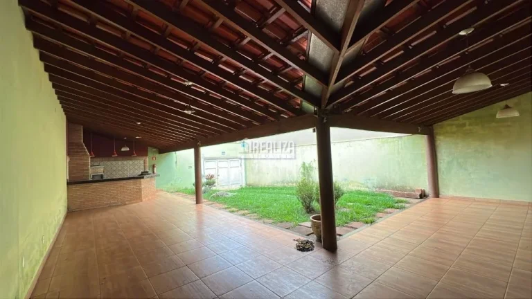 Imagem Casa à venda no bairro Jardim Maracanã, Uberaba - 2 dormitórios, suíte e churrasqueira!
