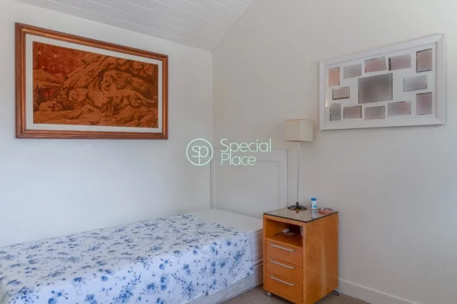 Imagem Essa casa possui cinco dormitórios, sendo quatro suítes, hall, lavabo, sala de jantar, sala de TV ...