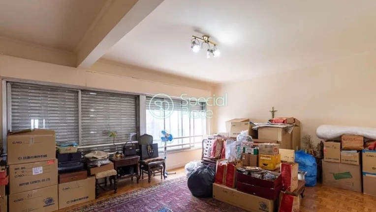 Imagem Apto com pé direito alto e rico em iluminação e ventilação natural. Possui 352m² muito bem dis...