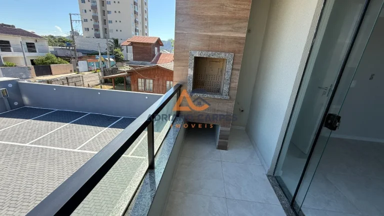 Imagem Apartamento NOVO de dois dormitórios, sendo uma suíte, sacada com churrasqueira e uma vaga de garagem no bairro de Gravatá, em Navegantes -