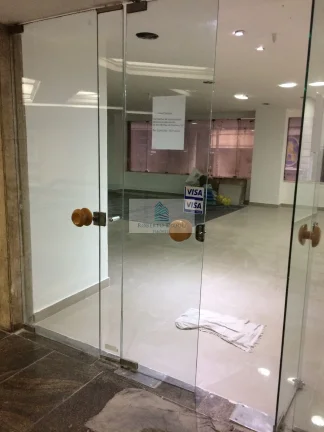 Imagem Salão Comercial de Alto Padrão à Venda no Centro do Rio de Janeiro-RJ: 1 Sala, 2 Banheiros e 115m² de Área.