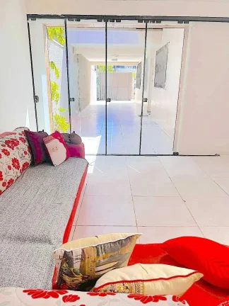 Imagem Casa com 2 dormitórios sendo 2 suítes e 3 vagas de garagem em Balneário Camboriú/SC