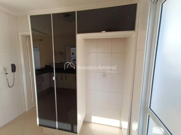 Imagem O imóvel conta com três dormitórios, sendo uma suíte, ampla sala para dois ambientes e garagem p...