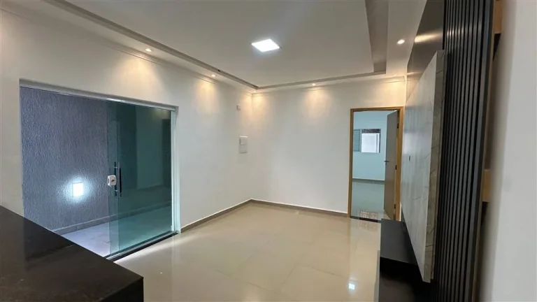 Imagem Espaçosa Casa Geminada à Venda no Mirim, Praia Grande - 2 Quartos