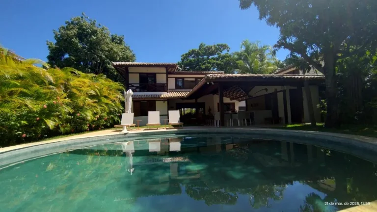 Imagem Casa Mobiliada em Condomínio com Piscina em Praia do Forte - Venda