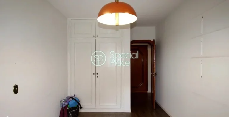 Imagem Amplo apartamento à venda com 4 quartos, sendo 2 suítes, e 4 banheiros no total. Este apartamento ...