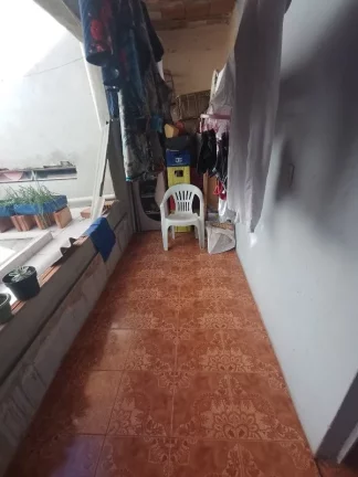 Imagem Descubra o conforto e a praticidade de viver no bairro Zilah Spósito, em Belo Horizonte! Esta casa encantadora oferece 200m² de área útil, distribuídos em ambientes amplos e bem iluminados, perfeitos