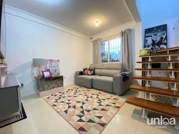 Sobrado para venda em Santa Maria com 02 Demi-suítes Garagem para 02 carros